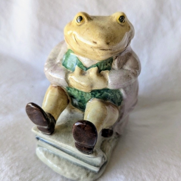 Charming Frog Figurine - Green and Brown - Picture 1 of 6